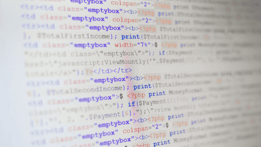 白いパソコン画面に多くのプログラミング言語が入力されている画像